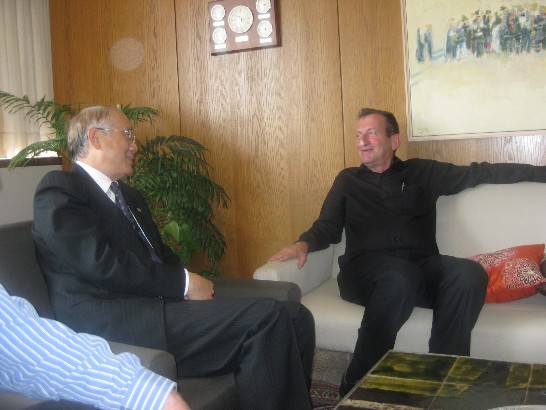 Rep. Chang and Mr. Huldai chatting in Tel Aviv Municipality
