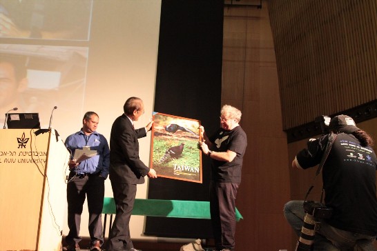 張代表受邀參加以色列鳥類論壇致贈台灣藍鵲海報。