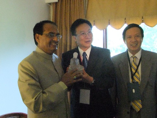 Magistrate Cho Po-Yuan, Changhwa County, Taiwan, led a delegate of 14 persons, including high rank officers of Changhwa County government and chairpersons and CEOs of big enterprises, to attend the “Global Investors’ Summit II” at Khajuraho on 21 Oct. He discussed the probability of bilateral cooperation in agricultural and industrial development with Chief Minister Chivraj Singh Chouhan, Madyha Pradesh. He also addressed a speech to over 500 attendants, revealing the advantage of Changhwa County in agriculture and industry and the possible benefits generated by mutual cooperation between Madyha Pradesh and Changhwa County. 