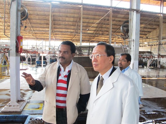 Mr. Da-Wei Hsu, Director of Economic Division, Taipei Economic &amp; Cultural Center in New Delhi, visited Dikom Tea Estate in Dibrugarh, Assam on November 28, 2011. Mr. Samar Jyoti Chaliha, Manager of Dikom Tea Estate, presented tea production procedures.