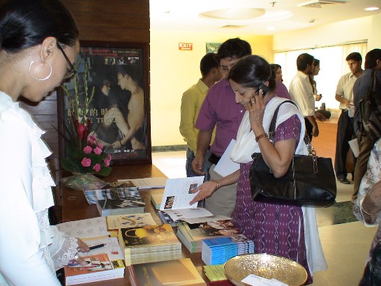 Guests pick up “Taiwan Culture” brochures before entering the auditorium.
