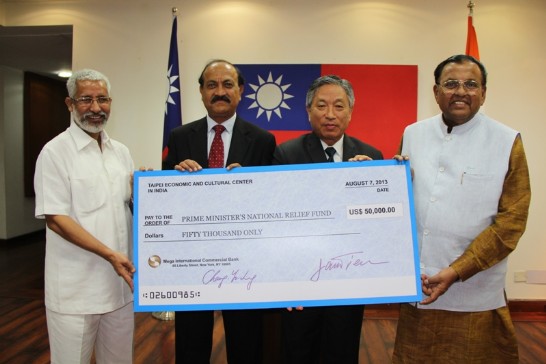 Amb. Chung Kwang Tien of TECC, Members of Parliament Hon. Shri Pradeep Tamta, Hon. Shri Vijay Bahadur Singh and Mr. Raj Changappa, Chief Editor of The Tribune in the Donation Ceremony.
