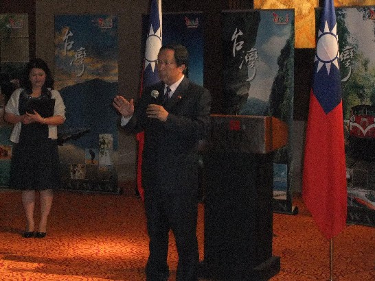 本處於本（10）月8日晚間假此間五星級飯店Lalit Hotel宴會廳舉辦國慶酒會，包括國會議員、政府官員、外交使節團、國際組織、學術、媒體、工商企業及台商幹部等各界人士計200人出席。翁代表致詞表示，上（98）年我因金融海嘯及八八風災停辦國慶酒會，今年我國經濟強勁復甦，擺脫上年陰霾，值得慶賀。我國今年與中國簽訂ECFA，在馬總統領導下，兩岸走上和平共榮之途，相關發展頗值長久以來紛爭不斷之印巴借鏡。