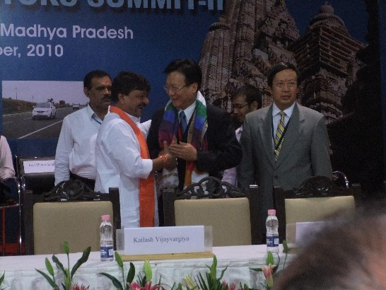 彰化縣卓縣長乙行14人於10月21日赴中央省Khajuraho市參加「第二屆全球招商大會」。期間卓縣長與中央省Chouhan省長座談，探詢雙邊合作之可能性，並應大會邀請發表演說，向現場逾500名來自全印及各國企業人士介紹彰化縣農工產業之特長，強調彰化縣與中央省在產業發展上可互利互補，誠摯歡迎各界赴彰化投資，獲現場觀眾廣大迴響。