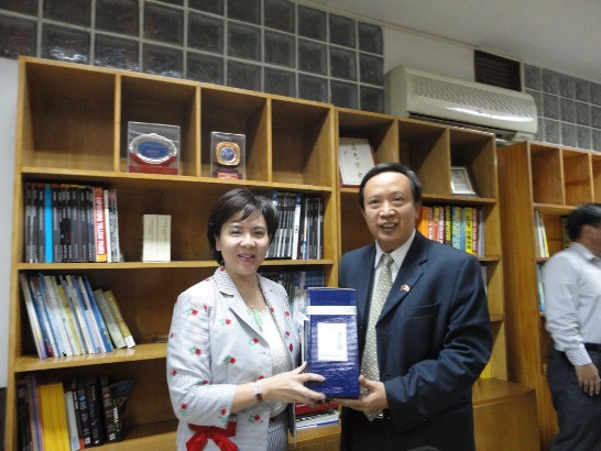 台灣高等教育印度考察團由教育部國際文教處處長林文通率領，應邀訪印參加印度教育協會(AIU)第85屆年會。