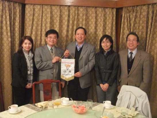 中央大學訪團於1月20 日拜會駐印度代表處，雙方就促進台印大學交流等相關議題交換意見。照片右起為石柏士副代表、電機系系主任李佩雯教授、翁文祺代表、國際事務長林宗泰教授、國際事務處行政專員簡君怡小姐。