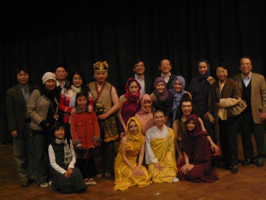 「一步ㄧ心（大唐西域記）」舞者於公演完畢與本處同仁合影。