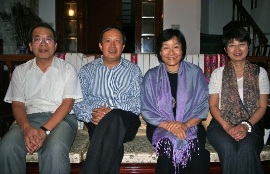 本處翁代表偕石副代表與受邀參加「亞洲婦女領袖高峰會」之台灣高等法院檢察署檢察官柯麗鈴、財團法人勵馨社會福利事業基金會執行長紀惠容合影。