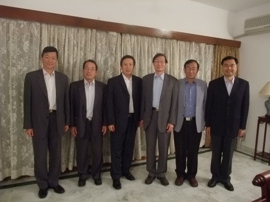 訪團成員：清華大學副校長張石麟教授（右三）