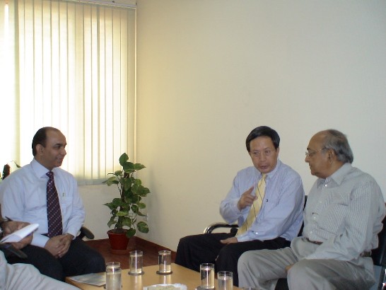 翁代表拜訪JK管理技術研究所，受到該校董事長Mr. Govind Hari Singhania(右)與校長Mr. Sanjiv Marwah(左)熱烈歡迎。