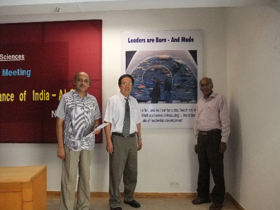 本處翁代表偕科技組方秘書天賜赴印度社會科學研究中心(Institute of Social Sciences)，會晤該中心主任Dr. George Mathew及副主任Ash Narain Roy，就多項議題交換意見。