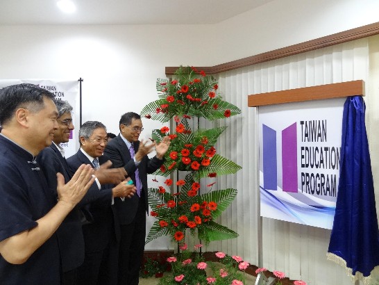 田中光大使見證國立清華大學與印度理工學院馬德拉斯分校簽訂臺灣華語教育中心合作備忘錄，與會者為國立清華大學馮達旋所率之2013 印度臺灣高等教育展訪團成員，及印度理工學院馬德拉斯分校校長Prof. Bhaskar Ramamurthi及其教授。