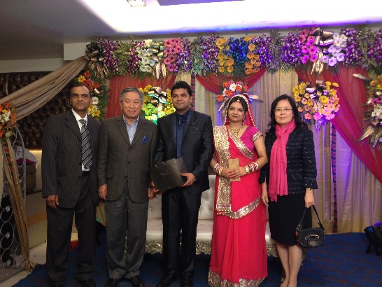 田大使夫婦(左2及最右)向新人(中及右2)及Dr. Sharma(最左)祝賀。