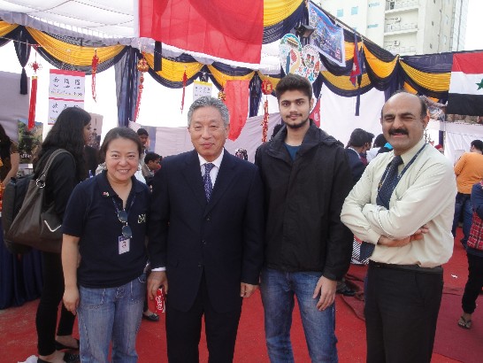 田大使中光、Amity外語學院院長及我華語老師在TEC設置之攤位前合影