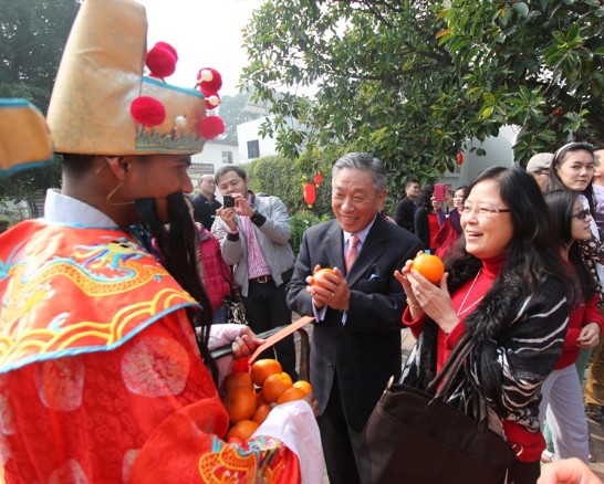 田大使中光夫婦與財神爺合影。