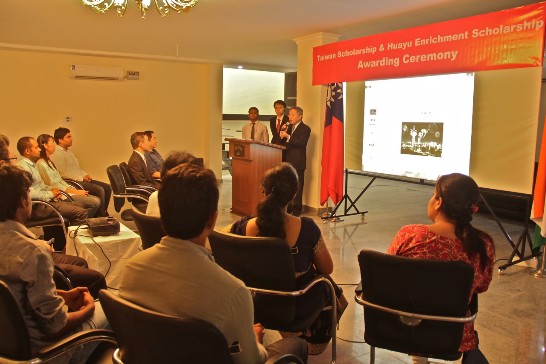 駐印度代表處田中光大使致詞勉勵學生。