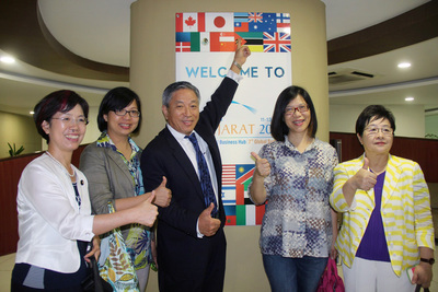 訪印度的立委24日在中華民國駐印度代表田中光（ 左3）陪同下，拜會西印古吉拉特州產業發展公司，一行人在2015年古州投資高峰會海報前合影。