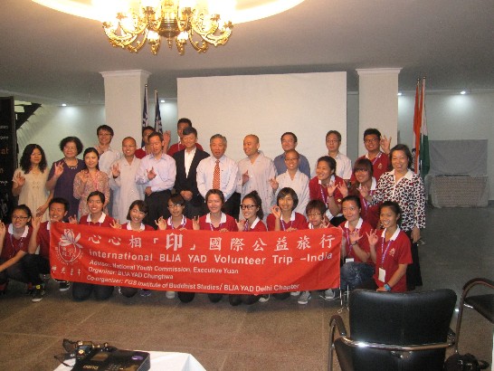 田大使中光、本處同仁與慧顯法師及台灣佛光青年團合影。