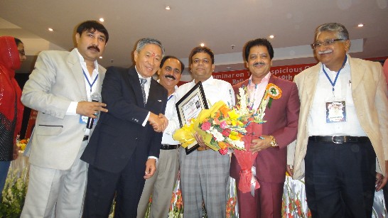 田大使應邀頒獎予受獎人。