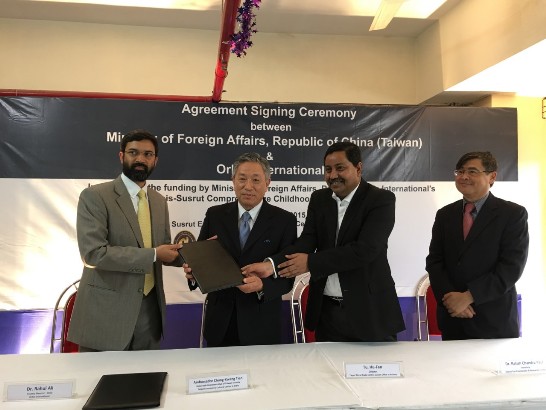 田大使中光(左2)代表鈞部與國際奧比斯(Orbis)基金會簽約，捐贈8萬美元，贊助蘇司陸(Susrut)眼科中心的「印度西孟加拉邦兒童防盲全面計畫」，奧比斯印度分會主席Rahul Ali (左1)、蘇司陸秘書長R C Paul (右2)及我國外貿協會駐加爾各答辦事處杜主任富漢(右1)均在場見證。