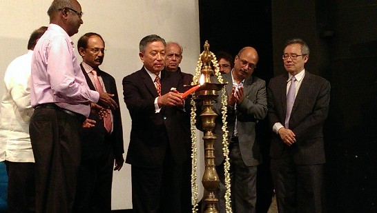 Amb. Chung-Kwang Tien (Center, lighting)