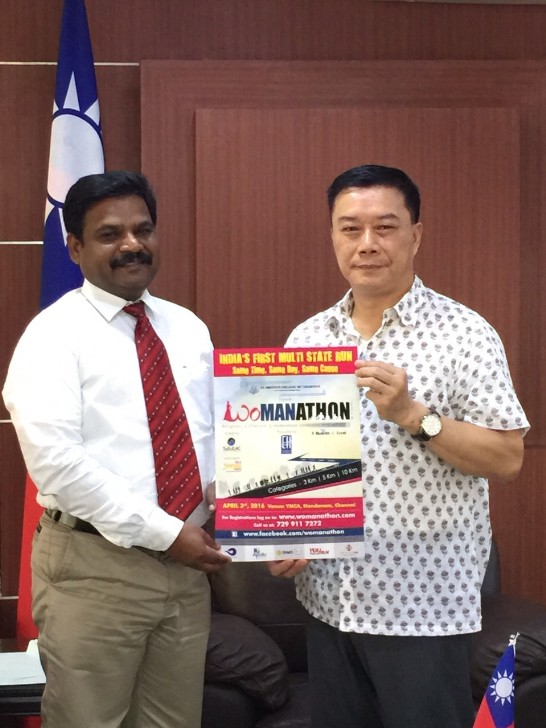 Director General Charles Li(R)