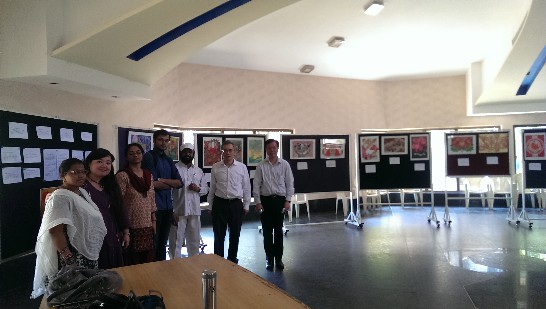 林明誠處長（右二），林汝羽老師（左二）與參觀學生及工作人員合照