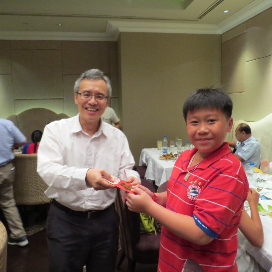 林明誠處長於除夕台商會發送清奈台商小朋友賀年紅包