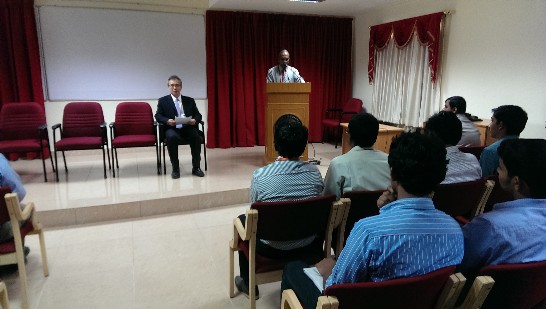 林明誠處長(中坐者)在羅耀拉工程及技術學院與學生分享在台灣就學之機會