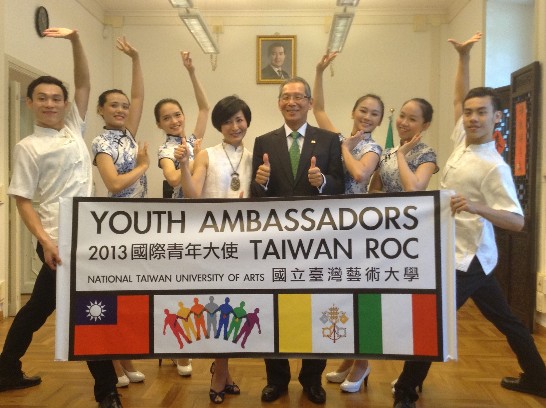 高代表碩泰6月5日歡迎102年國際青年大使訪問團來處拜會
