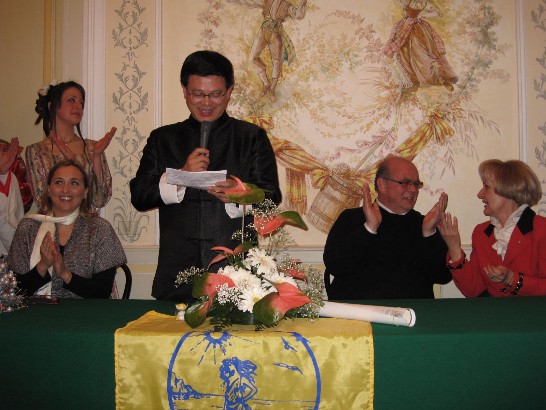 L’Ambasciatore Yih fa un discorso alla cerimonia “Matrimonio e Pace: un binomio che ha in comune amore e rispetto”. Alla sua sinistra il Sig. Rosario Fiorentino, Assessore alla Pace e ai Diritti Umani del Comune di Sorrento, e la Prof.ssa Cecilia Coppola, Presidente dell’Associazione Culturale Cypraea