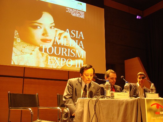 Eric Chiang, direttore della Divisione Stampa, fa un discorso di saluto alla conferenza stampa del VI Asian Film Festival. Al suo fianco Antonio Termenini, presidente del Festival, e Ugo Papi, Consulente della Commissione Esteri per la Camera dei Deputati, Gruppo PD