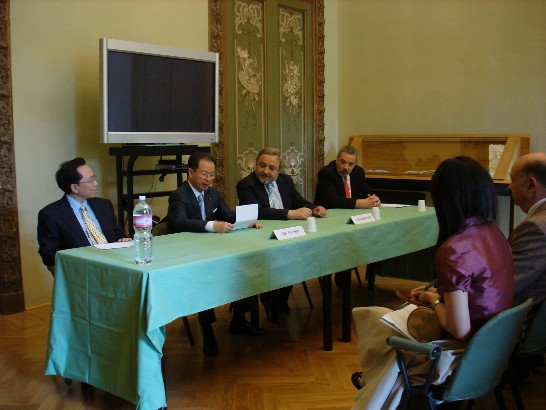 L’Ambasciatore Cheng all’inaugurazione della mostra fotografica “Enchanting Taiwan”. Alla sua sinistra il Dott. Angelo Maria Ardovino, direttore del Museo Nazionale d’Arte Orientale di Roma, e il Dott. Roberto Ciarla, archeologo