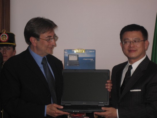 Il Sindaco dell’Aquila Massimo Cialente riceve il notebook dall’Ambasciatore Yih Jung-tzung.