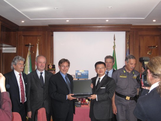 La consegna ufficiale del primo notebook. Da sinistra, i parlamentari Razzi e Zanetta, il sindaco Cialente, l’Ambasciatore Yih, il Manager Scolari e il Generale Lisi.