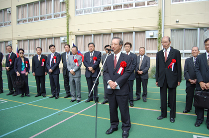 １０月３日、東京都千代田区にある東京中華学校で、東京地区の「慶祝　中華民国九十九年国慶大会（中華民国９９年国慶祝賀式典）」が、「中華民国留日東京華僑総会」および「中華民国留日東京同学会」の主催、台北駐日経済文化代表処（以下、駐日代表処）の共催により開催された。当日は東京地区の各華僑団体の関係者、台湾人留学生、東京中華学校の児童・生徒およびその保護者、のほか、日本側からも大江康弘・参議院議員をはじめ、台日友好関連の各団体関係者など各界の関係者が数多く出席した。また、駐日代表処からも羅坤燦・副代表および陳調和・副代表らが出席した。駐日代表処の羅副代表も「今年は中華民国建国９９年で、来年は１００年になる。中華民国は数奇な歴史をたどりながらも理想を堅持し、台湾の地で民主主義を確立し、経済発展を遂げ、進歩した文明社会を築き上げてきた。今後も、次の１００年に向かってより良い将来を築いて行きたい」とあいさつした。