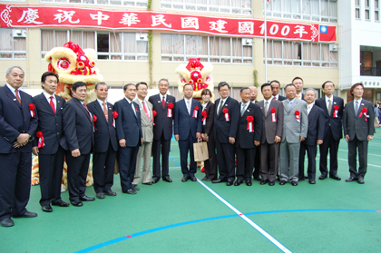 「東京地区僑学（華僑・留学生）各界　中華民国建国１００周年国慶祝賀大会」が１０月２日（日）、中華民国留日東京華僑総会および中華民国留日東京同学会の主催により、東京都千代田区内にある東京中華学校において関係者出席の下、盛大に開催された。同大会には、台北駐日経済文化代表処の馮寄台・代表(写真左７)、陳調和・副代表（右７）をはじめ、駐日代表処の関係者も多数出席した。馮・駐日代表は祝賀式典の祝辞の中で、「馬英九総統が就任後のこの３年間に、台湾と日本との交流において、大きな前進があった」と語り、「国立故宮博物院」の文物の日本展示の際に必要となる日本での関連法案の法制化、台日投資協定の調印など具体的な成果を次々と紹介した。さらに、「１０月に麻生太郎・元首相、日華議員懇談会の平沼赳夫・会長ら７２名の国会議員各位が訪台し、台湾での双十国慶節に出席する予定である。これを含め、今年は約１２０名の国会議員各位が台湾を訪れることになり、両国の親近感がより一層増すことになるであろう。台湾の国民および政府は、日本との関係を重視しており、自由・民主・法治の価値観を共有している。今後台湾は、和解後の両岸関係および伝統的な台日友好の下に、日本をはじめとして、世界各国とさらなる協力を深め、新たなる局面を創出していきたい」と述べた。