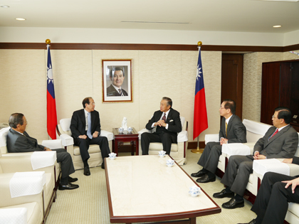 日本の対台湾窓口である「財団法人交流協会」の大橋光夫・会長（写真左２）は、畠中篤・理事長（左１）と共に１０月４日、東京白金台にある台北駐日経済文化代表処に馮寄台・代表（左３）を訪問した。大橋会長は、今年６月２１日付けで交流協会の会長に就任し、９月に同協会会長として初めて台湾を訪問し、同２２日に台北市内で、亜東関係協会の彭栄次・会長と共に、台日双方を代表して「投資の自由化、促進及び保護に関する相互協力のための亜東関係協会と財団法人交流協会との間の取決め」（以下、投資協定）に調印した。馮代表は、「日本とのこの投資協定は、台湾が中国大陸と『両岸経済協力枠組み協議（ＥＣＦＡ）』を調印後、初めて外国と結んだ協定であり、その外国が台湾にとり第２位の貿易相手国である日本だった。これは私にとりきわめて重要なことと位置づけていた」と述べた。大橋会長も「同投資協定は、台日間において長い間の懸案事項であったが、このたびの調印は、台日双方にとり大きな一歩だった」と強調した。