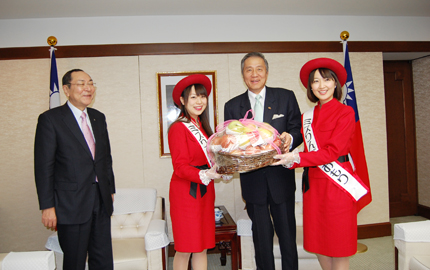 １２月１５日に青森県の青山祐治・副知事（写真左１）および青森県庁の関係者、青森県りんご輸出協会の太田一民・理事長、ミスりんごの對馬菜都美（右１）さん、須藤朗子（左２）さんらが都内港区の台北駐日経済文化代表処に馮寄台・代表（右２）を訪問した。一行は翌１６日に青森りんごのＰＲのため、今年３回目の台湾訪問へ出発するのに先立ち、同代表処を訪れたものであり、三村申吾・青森県知事も１７日に訪台し、一行と合流して知事自らがトップセールスを行う予定だ。馮駐日代表は、「台湾と青森との交流は昭和４０年代の馬樹礼・駐日代表の頃から続いている」と述べた。ミスりんごも流暢な中国語で青森りんごについて大いにアピールし、和やかな雰囲気の訪問となった。