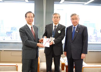 　台北駐日経済文化代表処の羅坤燦・副代表（写真左１）は１１月２９日、千代田区平河町の都道府県会館内にある福島県東京事務所を訪れ、台湾の「中国仏教会」から福島県の震災および原発事故の被災者への義援金５００万元（約１，４００万円）の目録を同事務所の仲沼安夫・次長（兼）企画交流課長（写真中央）に手渡した。この贈呈の場には、自民党所属で福島県選出の岩城光英・参議院議員（右）が立ち会った。羅・駐日副代表は、このたびの「中国仏教会」からの義援金贈呈について、その経緯を詳細に説明し、仲沼・次長（兼）企画交流課長は、「このような台湾からの温かい気持ちを受け入れ、知事を先頭に福島県復興のために頑張っていきたい。台湾の大勢の方々からの温かい支援をいただき感謝している」と述べた。