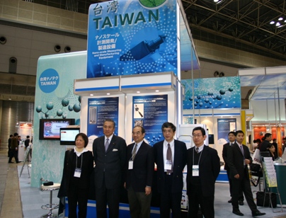 第１０回「国際ナノテクノロジー総合展・技術会議」（nano tech 2011）が２月１６日に東京有明の東京ビックサイトで開幕し、３日間の日程で１８日まで開催される。台湾は同展に「台湾パビリオン」を開設し、ナノサイエンス・ナノテクノロジー国家科学技術プログラム（ＮＳＴＰ）の総責任者を務める呉茂昆・中央研究院物理研究所所長（左３）を団長とする１３企業・団体、５５名が台湾から来日し、２４点の研究開発の成果を出展している。開幕日の１６日午前、台北駐日経済文化代表処の馮寄台・駐日代表（左２）が会場に駆けつけ、台湾パビリオンの各ブースを一つ一つ回り、出展者らをねぎらい、台湾のハイレベルなナノテクノロジーの今後の発展に期待を示した。