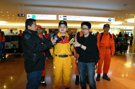 内政部消防署特種捜救（捜索救援）隊副隊長の黄博村氏をリーダーとする２８名の台湾の捜索救援隊が３月１４日の日本時間午後１時過ぎに東京羽田空港に到着した。同隊は国際救難経験が豊富な内政部消防署特種捜救隊および台北市、新北市、台南市の特種捜救隊からなる計２８名の合同救援チームであり、人命探査装置など計４トンの各種器材および支援物資を持ち込み、今後東北地方の被災地で捜索救援活動を行う。同隊リーダーの黄博村氏は、「これまで何回も国際救援活動を経験してきたが、今回の日本の震災は最も深刻な災害だ」と述べ、「同隊は自己の食料を持参しており、日本政府が救援を必要とする場所にどこでも向かう」と強調し、日本側と協調しながら捜索救援活動を進めていく考えを示した。同隊一行は、羽田空港から先に東京・白金台の台北駐日経済文化代表処に立ち寄り、馮寄台・駐日代表は、被災地の救援に向かう同隊一行を激励した。