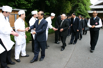 ４月２２日の記者会見終了後、王金平・立法院長ら訪日団一行が出発する際、「八芳園」の職員一同が道路沿いに並び、台湾への感謝の気持ちを伝えた。王院長らは「日本頑張れ」と励ましながら一人一人と握手したあと、バスに乗り込んだ。