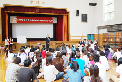 端午節（旧暦５月５日）を翌日に控えた６月５日、東京地区で学ぶ台湾人留学生の組織、「中華民国留日東京同学会」が主催した端午節の祝賀懇親イベント「菖蒲團圓慶端午活動」が、東京四谷にある東京中華学校の大講堂で開催され、台湾人留学生ら２５０名あまりが参加した。この日のイベント開始にあたり、馮寄台・駐日代表があいさつを行い、この２年あまりにおける台日関係の進展状況を紹介した。その中で、駐日代表処の札幌分処の開設、台日間のワーキングホリデー協定の締結、台北の松山空港―東京の羽田空港間の直行便運行、来年７月より日本に居住する台湾人の居留カードの国籍欄の記載が『台湾』へと明記、日本で「海外美術品等公会促進法」の立法化により、故宮博物院展の日本展示への実現の期待が高まるといった成果について具体的に説明し、馮・駐日代表は、「１０数年間にわたり懸案事項となっていたこれらの問題は、私が着任してからの２年あまりの間に次々と実現した。これは、馬英九総統の新政府による『不統、不独（統一せず、独立せず）』の政策の下で両岸間が和解し、日本政府もこの関係を信任したことにより、これらの懸案事項が実現した」と強調した。