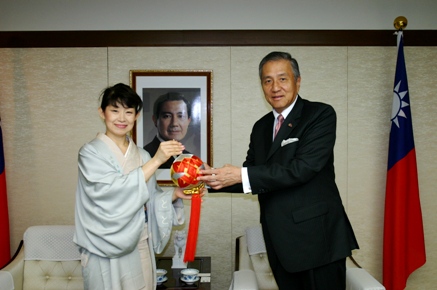 やまがた女将会の佐藤まりさん（写真左）及び山形県観光物産協会の本澤邦廣・観光事業課長が９月２２日に東京・白金台の台北駐日経済文化代表処の馮寄台・駐日代表（右）を表敬訪問した。このなかで佐藤さんは、山形には台湾から毎年多くの観光客が訪れているが、震災の発生以来、大きな被害のなかった山形を含む東北地方全体の観光客が大幅に減っていることから、秋以降の観光客の呼び戻しに力を入れている状況であることを語った。佐藤さんは、台湾からの東日本大震災への多大な支援に謝意を示し、山形県の魅力をアピールした。馮代表は、震災後、東北だけでなく、震災による直接の被害がなかった関西、九州、沖縄等も台湾からの訪日観光客が減っている現況を説明し、「観光客が戻るよう台湾と日本が一緒に協力していきましょう」と述べた。