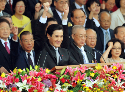 　中華民国１０１年（２０１２年）１０月１０日午前、馬英九総統ならびに夫人の周美青女史は、総統府前広場において開催された「中華民国中枢暨各界慶祝１０１年国慶大会（中華民国政府および各界による建国１０１年祝賀大会）に出席し、「艱難を恐れず、手を携え前進」と題する談話を発表し、この中で、現在の台湾を取り巻く情勢に対処するための４つの方向性を提起した。具体的には、①産業構造を改め、所得水準を引き上げる。②投資の障害を排除し、就業機会を拡大する。③領有権、漁業権を守り、地域の平和を推進する。④民主主義による法治を深化させ、両岸の発展を促進するというものである。写真提供：中央社