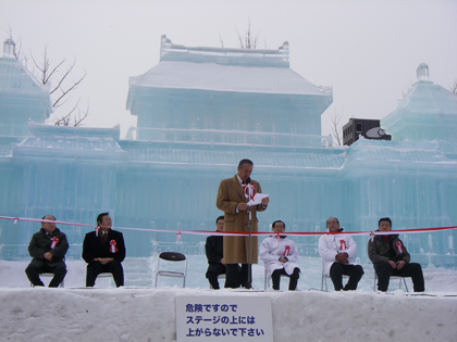 今年６３回目の開催となった「さっぽろ雪まつり」が２月６日に開幕し、台湾の「国立故宮博物院」の大氷像が会場の１つである大通り会場５丁目の「毎日氷の広場」に登場した。高さ１５メートル、幅１８メートル、奥行き１６メートルの大きさの故宮博物院の大氷像は、１月１６日に製作がスタートし、日本氷彫刻会札幌支部の会員２５０名を動員して、１つ１３５キロの氷の塊を合計８００個使用し、２月１日に完成したもの。開幕日の６日に氷像前であいさつを述べた馮寄台・駐日代表は、「故宮収蔵文物を再来年に日本で展示する予定を立てている。今回、故宮の氷像を展示したのは、日本での故宮文物展開催のプレイベントのためである」とアピールした。