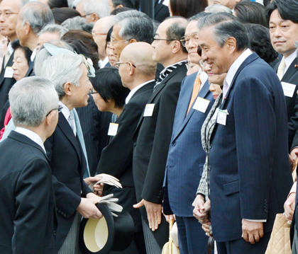 台北駐日経済文化代表処の馮寄台・代表と顔希君・夫人は、４月１９日に東京・元赤坂の赤坂御苑で開催された、天皇、皇后両陛下主催の「春の園遊会」に招かれた。天皇陛下は馮・代表に、昨年の東日本大震災に際し、台湾から日本へ寄せられた支援に対し、感謝の言葉を述べられた。また、皇后陛下も英語で馮・代表夫人とお言葉を交わした。写真提供：産経新聞社