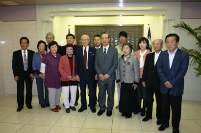 高座日台交流の会の野口毅・名誉会長（右８）並びに佐野た香・会長（右４）一行が４月２４日、東京・白金台の台北駐日経済文化代表処を訪問し、羅坤燦・駐日副代表（右６）が一行を歓迎した。羅副代表はあいさつのなかで、今年の天皇・皇后両陛下主催の「春の園遊会」に馮寄台・駐日代表が断交以来初めて招かれ、台湾からの東日本大震災への支援について天皇陛下が「台湾ありがとう」と述べられたことや、昨年には台日間で投資協定やオープンスカイ協定が結ばれたことなど、台日間の一層緊密な協力体制ができつつあるとの認識を示した。佐野会長は「東日本大震災の際に台湾の人々が優しい気持ちでたくさん日本のために支援を寄せてくれたことに感謝申し上げます」と述べ、台湾の高座会の人々と今後も仲良く交流を続けていけるよう期待を示した。