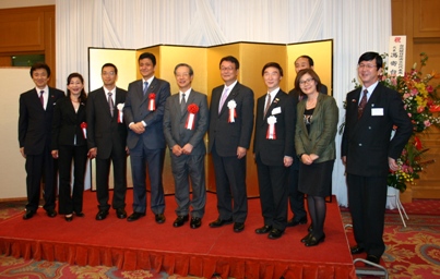 「社団法人　亜東親善協会」の年度総会および懇親会が５月７日、東京都内のホテルで開催された。同総会では、任期満了に伴う役員選出が行われ、玉澤徳一郎会長が同協会名誉会長に選出され、新任会長に安倍晋三・元首相（衆議院議員）が選出された。懇親会では台北駐日経済文化代表処から羅坤燦・駐日副代表（左５）が出席し、祝辞を述べた。このなかで羅・副代表は、馬英九総統が過去４年間において台日パートナー関係を重視し、日本の国会議員、政財界リーダーとの交流など台日関係の促進に積極的に取り組んできたことを説明し、「この度の馬総統の再選によって、これからの四年間も引き続き台日関係の発展が期待できる」と強調した。